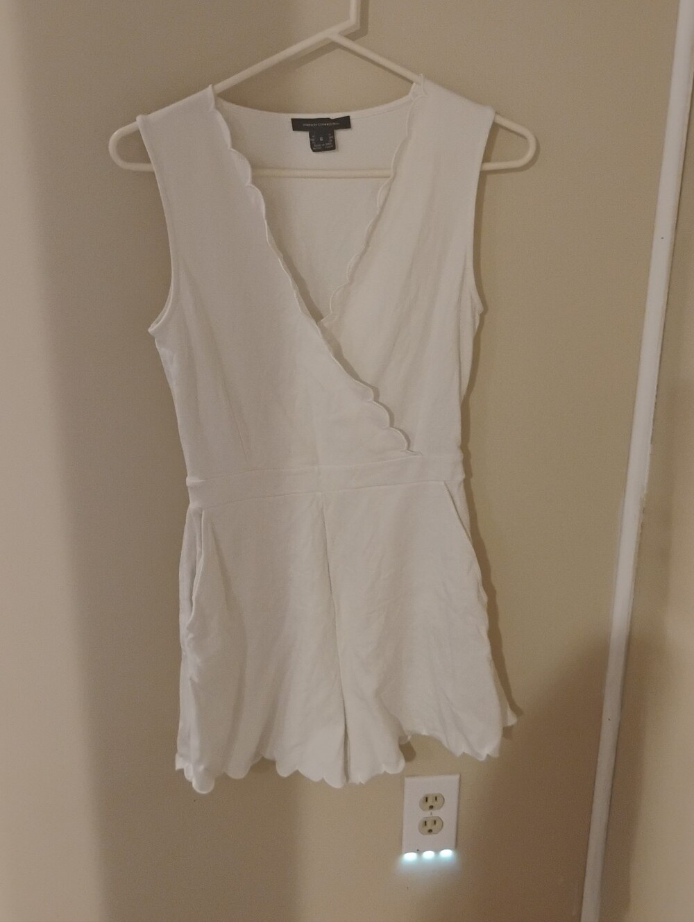 French Connection Women's Scalloped Edge White V Neck Criss Cross Romper Sz 6